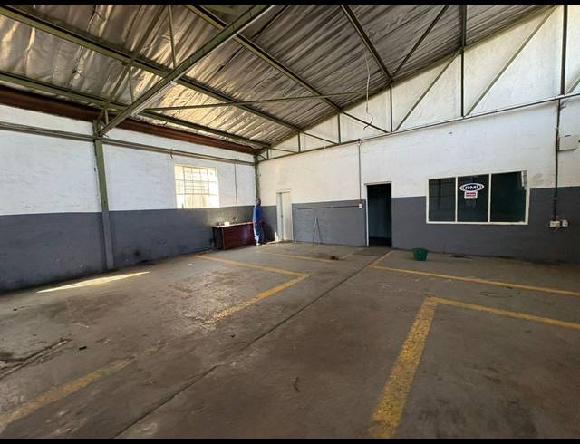 360M² WAREHOUSE TO LET IN INDUSTRIA NORTH